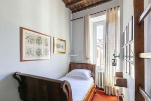 4 عدّة غرف نوم وخزنة داخل الغرفة ومكتب ومكواة/لوح كي