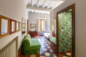 4 Schlafzimmer, Zimmersafe, Schreibtisch, Bügeleisen/Bügelbrett