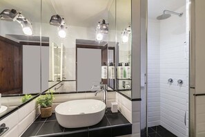 Een bad/douchecombinatie, een haardroger, een bidet, handdoeken
