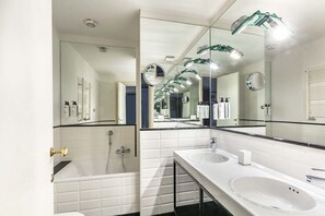 Ensemble douche/baignoire, sèche-cheveux, bidet, serviettes fournies