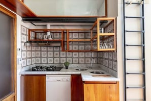 Kühlschrank, Mikrowelle, Ofen, Herdplatte