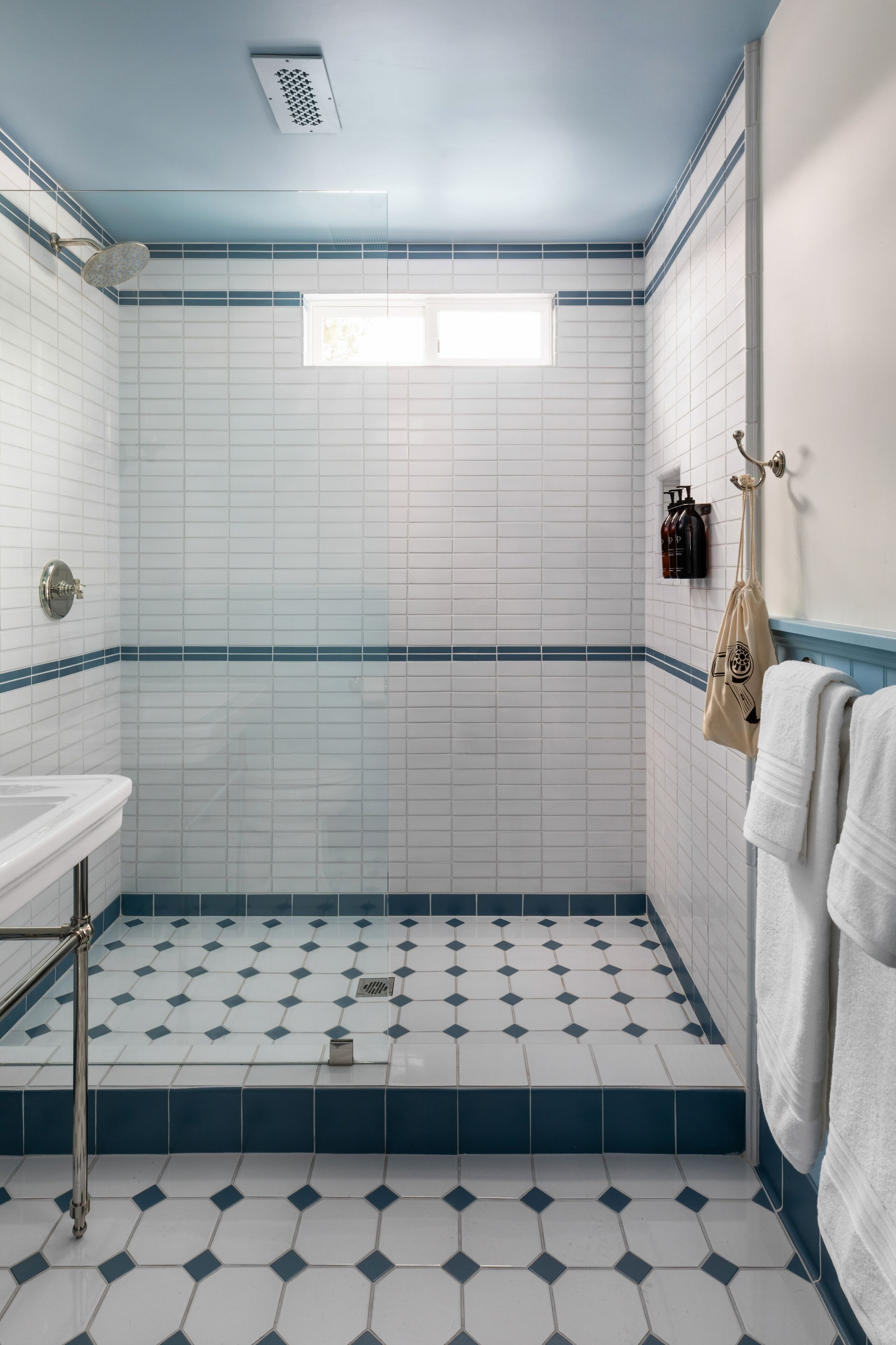 淋浴设施、吹风机、毛巾、肥皂