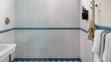 Dusj, hårføner, håndklær og såpe