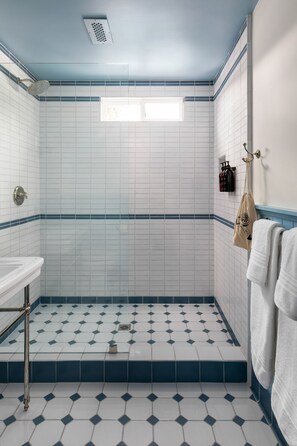 Shower, hair dryer, towels, soap - Maria's Cottage [N+P Boutique Lodge] (Big Bear Lake)