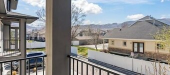 Deluxe TownHouse w/2 car Garage, Work or Family!