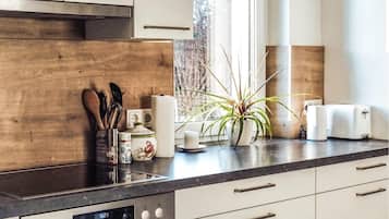 Réfrigérateur, micro-ondes, plaque de cuisson, lave-vaisselle