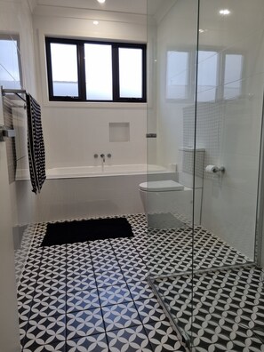 Shower, free toiletries, hair dryer, towels - New spacious modern apartment in St Kilda (St Kilda East)