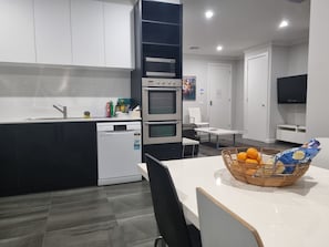 Fridge, oven, stovetop, dishwasher