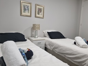 3 habitaciones, tabla de planchar con plancha, wifi y ropa de cama 