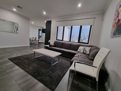 New spacious modern apartment in St Kilda