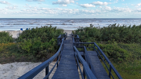 Plage, chaises longues, serviettes de plage