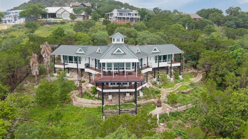 Lux stay with panoramic views in Canyon Lake