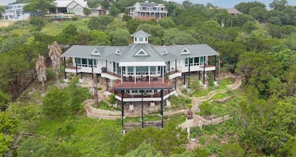 Lux stay with panoramic views in Canyon Lake