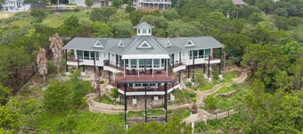 Lux stay with panoramic views in Canyon Lake