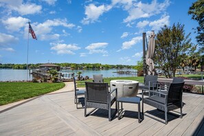 Outdoor dining - Lake Norman waterfront home with incredible sunset views (Mooresville)
