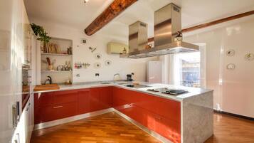 Fridge, oven, dishwasher, coffee/tea maker