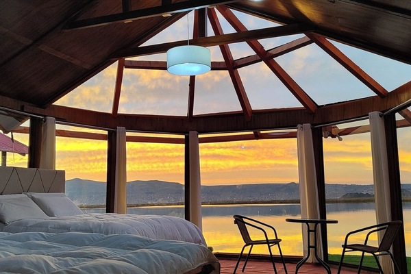 Hytte – deluxe, ikke-røyk, utsikt mot innsjø | Individuelt dekorert og sengetøy