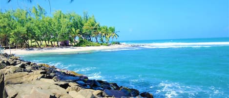 Beach nearby, sun-loungers, beach towels