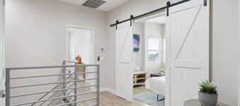 Modern Luxury - 4 bedroom - 14 guests - Disney +EV Charge