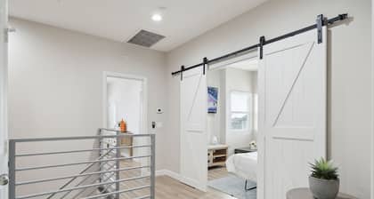 Modern Luxury - 4 bedroom - 14 guests - Disney +EV Charge