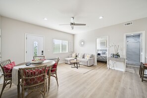 Interior - Modern Luxury - 4 bedroom - 14 guests - Disney +EV Charge (Midway City)