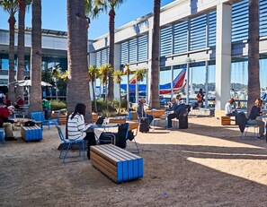 Outdoor dining - Modern Luxury - 4 bedroom - 14 guests - Disney +EV Charge (Midway City)