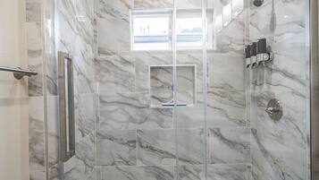 Een douche, een haardroger, handdoeken, zeep