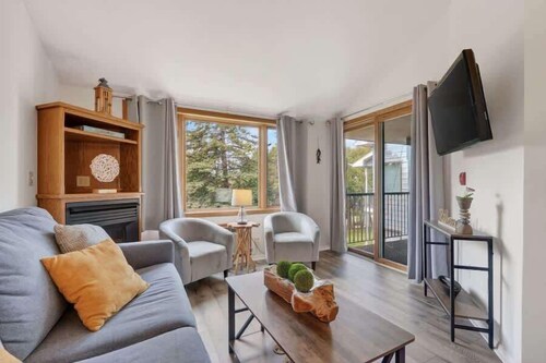 Ephraim’s Pearl (Unit 203) | Balcony Views, Walk to Waterfront and Downtown Charm