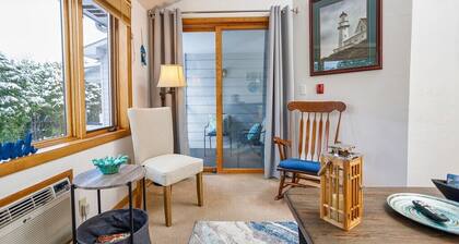 Balcony Views, Walk to Waterfront and popular shopping and restaurants
