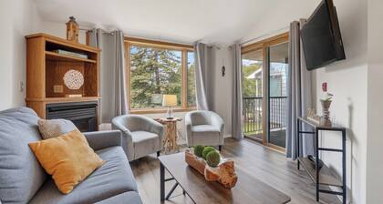 Balcony Views, Walk to Waterfront and popular shopping and restaurants