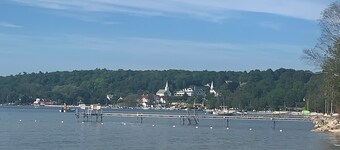 Balcony Views, Walk to Waterfront and popular shopping and restaurants