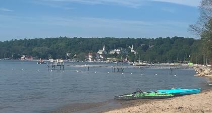 Balcony Views, Walk to Waterfront and popular shopping and restaurants