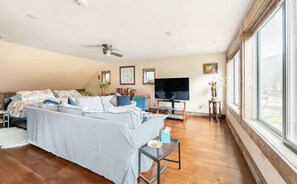 1 bedroom, iron/ironing board, free WiFi, bed sheets - Romantic sky loft with steam shower and giant tub. Breweries and hiking nearby (Phoenicia)