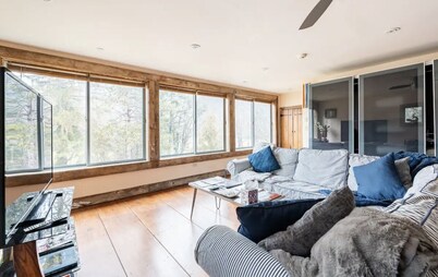 Romantic sky loft with steam shower and giant tub. Breweries and hiking nearby