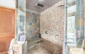Douche, sĂšche-cheveux, serviettes fournies, savon