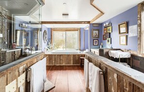 Ducha, secador de pelo, toallas y jabón