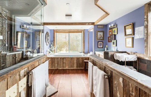 Romantic sky loft with steam shower and giant tub. Breweries and hiking nearby