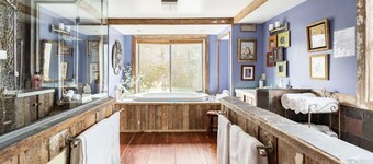Romantic sky loft with steam shower and giant tub. Breweries and hiking nearby