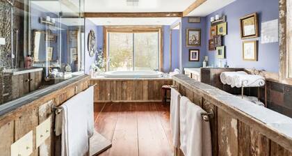 Romantic sky loft with steam shower and giant tub. Breweries and hiking nearby