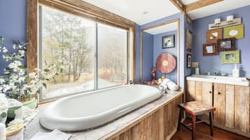 Een douche, een haardroger, handdoeken, zeep