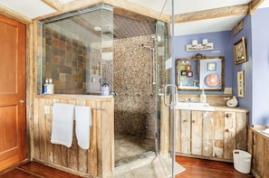 Douche, sĂšche-cheveux, serviettes fournies, savon