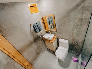 Deluxe Room | Bathroom | Shower, rainfall showerhead, free toiletries, hair dryer