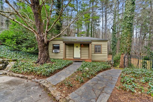 Cozy cottage minutes from downtown Asheville with a countryside feel