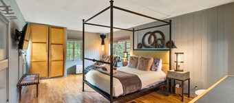 Cozy cottage minutes from downtown Asheville with a countryside feel