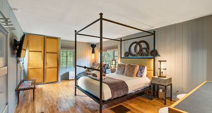 Cozy cottage minutes from downtown Asheville with a countryside feel