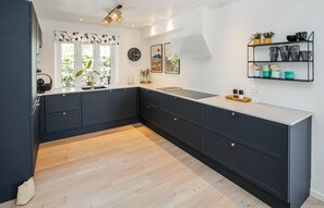 Frigorifero, forno, piano cottura, lavastoviglie