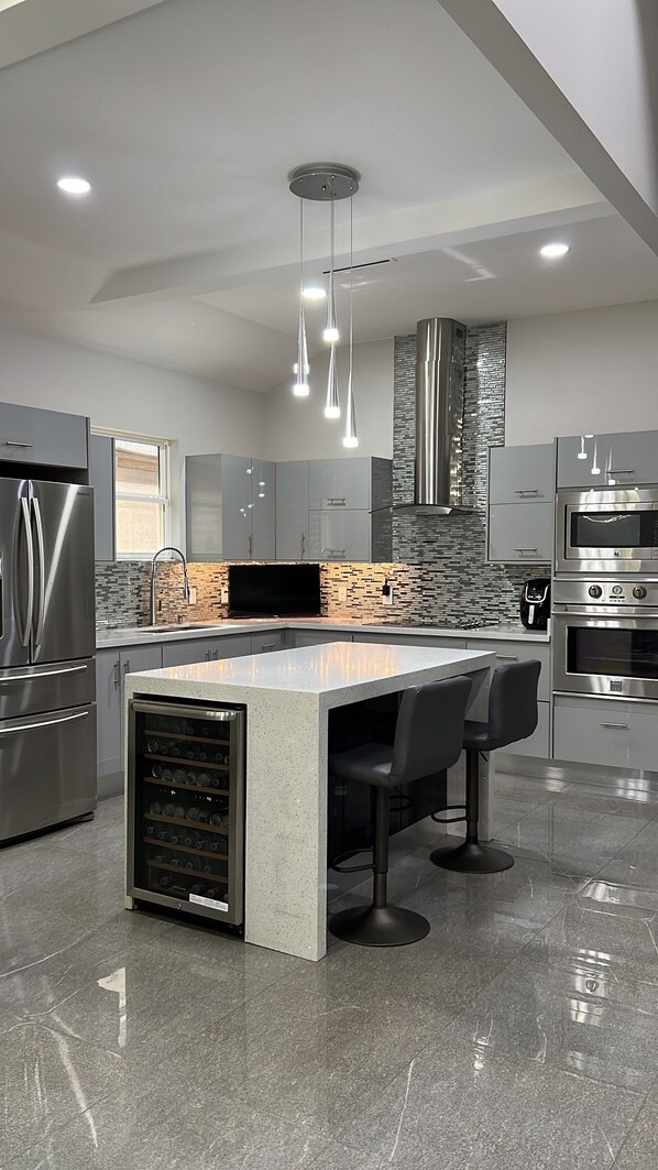 Refrigerador, horno, parrilla de estufa y utensilios de cocina