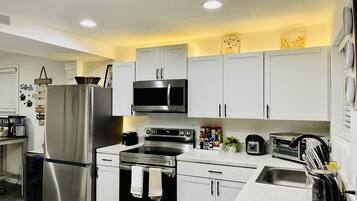 Frigorifero, microonde, forno, piano cottura