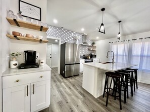 Kühlschrank, Mikrowelle, Ofen, Herdplatte