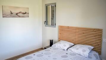 2 makuuhuonetta, vauvan matkasänky, vuodevaatteet